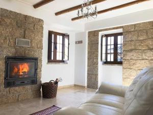 Laje House Fireplace entire house wifi