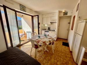Appartement T2 climatisé à Cavalaire, parking privé, proche centre et plages, balcon au calme - FR-1-226B-110