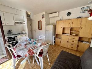 Appartement T2 climatisé à Cavalaire, parking privé, proche centre et plages, balcon au calme - FR-1-226B-110
