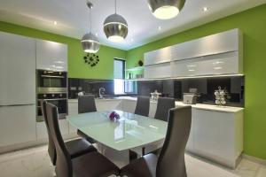 St Julians flat with Jacuzzi