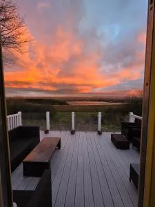 Perfect retreat, great views and excellent facilities, also weekend shows at Twluxurycaravan - 朗里奇