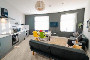 MODERN SPACIOUS 2-BED & High Ceiling