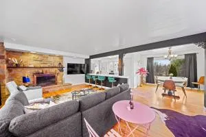 Comfort, Fun, & Charming - 5BR Oasis with Pool - 埃克斯顿