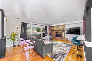 Comfort, Fun, & Charming - 5BR Oasis with Pool