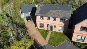 Large 4 Bedroom House - 15 Mins to Cardiff Central - Barry