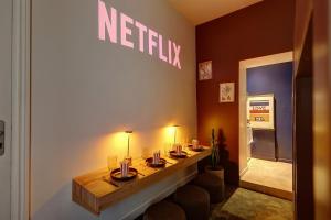 Sacré Coeur, Netflix & Chill by ecoflats