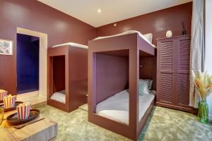 Sacré Coeur, Netflix & Chill by ecoflats