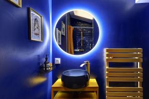 Sacré Coeur, Netflix & Chill by ecoflats