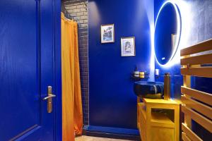 Sacré Coeur, Netflix & Chill by ecoflats