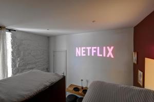 Sacré Coeur, Netflix & Chill by ecoflats