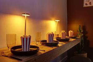 Sacré Coeur, Netflix & Chill by ecoflats