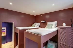 Sacré Coeur, Netflix & Chill by ecoflats