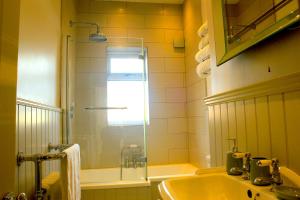 Cosy Modern 3 bedroom house, Sleeps 7, Sheffield