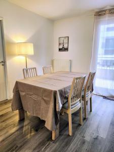 Modern apartment with balcony - Near Paris