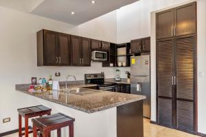 2 BD Condo with Pool