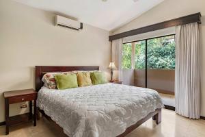 2 BD Condo with Pool