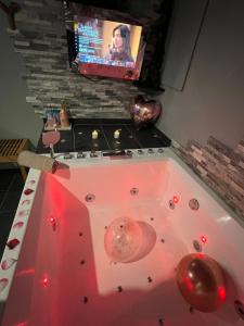Maisons de vacances Petite maison cosy et moderne avec bain a remous : photos des chambres