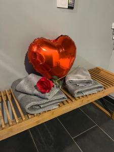Maisons de vacances Petite maison cosy et moderne avec bain a remous : photos des chambres