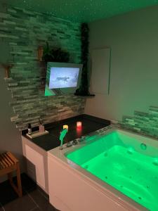 Petite maison cosy et moderne avec bain à remous