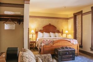 King Room with Spa Bath room in Historic Bullock Hotel