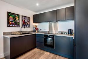 Luxury City Escape - Brand New Stylish 2 Bedroom Apartment with Parking