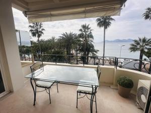 One bedroom apartment with a sea view right by the Croisette beaches and the center of Cannes. - 2287