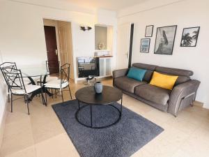 One bedroom apartment with a sea view right by the Croisette beaches and the center of Cannes. - 2287