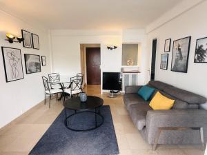 One bedroom apartment with a sea view right by the Croisette beaches and the center of Cannes. - 2287