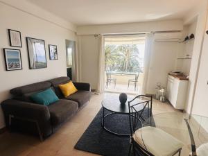 One bedroom apartment with a sea view right by the Croisette beaches and the center of Cannes. - 2287