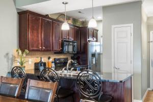 2 Bedroom 0Condo w Deck & Wooded Views-Free Attraction Tickets-Close to State Park Marina