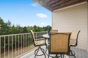 2 Bedroom 0Condo w Deck & Wooded Views-Free Attraction Tickets-Close to State Park Marina