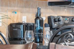 2 Bedroom 0Condo w Deck & Wooded Views-Free Attraction Tickets-Close to State Park Marina