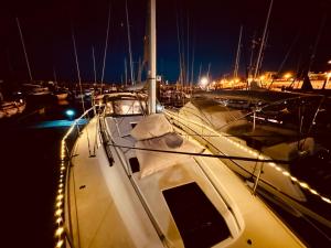 Sleep aboard a modern sailboat in Oeiras