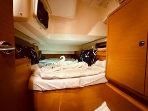 Sleep aboard a modern sailboat in Oeiras