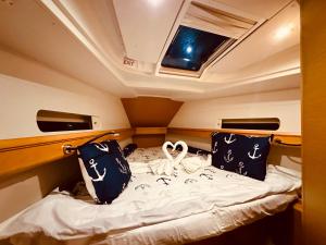 Sleep aboard a modern sailboat in Oeiras