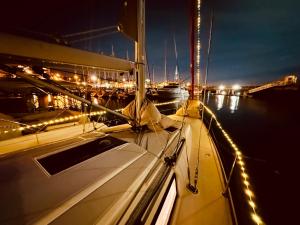 Sleep aboard a modern sailboat in Oeiras