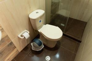 C Habitación con baño privado, zona de trabajo y TV