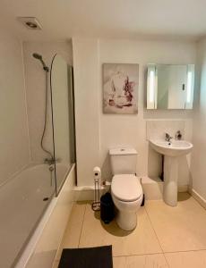 Modern Flat overlooking High St