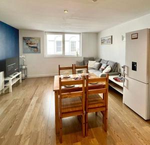 Modern Flat overlooking High St