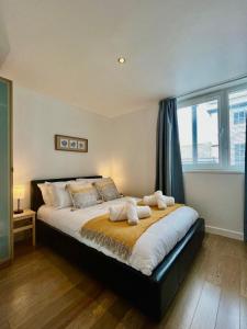 Modern Flat overlooking High St