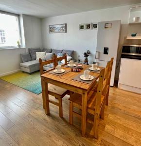 Modern Flat overlooking High St