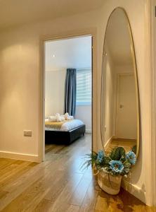 Modern Flat overlooking High St