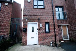 Cozy Place in Salford, Sleeps 8, 4 Bedroom, 5 Beds