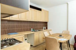 Tirent Apartment - Spacious 2-Bedroom Stay Near Liqeni i Thatë