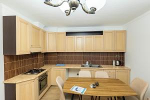 Tirent Apartment - Spacious 2-Bedroom Stay Near Liqeni i Thatë