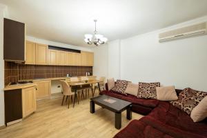 Tirent Apartment - Spacious 2-Bedroom Stay Near Liqeni i Thatë