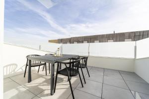 Forum Apartments III by House and People