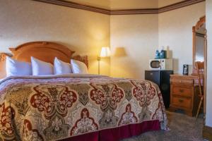 King Room - Non-Smoking room in Historic Bullock Hotel