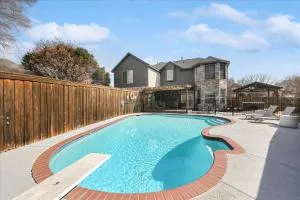 Glamorous Mansion w Private Pool and Cinema Room - Fairview