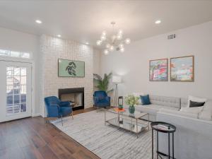 Glamorous Mansion w Private Pool and Cinema Room